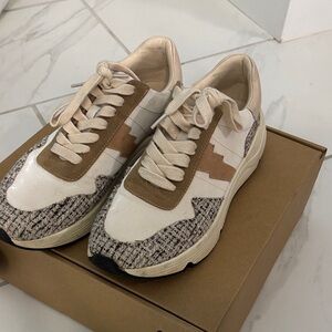 Stylish Women's Sneakers in Cream and Tan